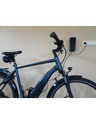 Universelle Ladegerätehlater aus Metall - Größe M - Schwarz