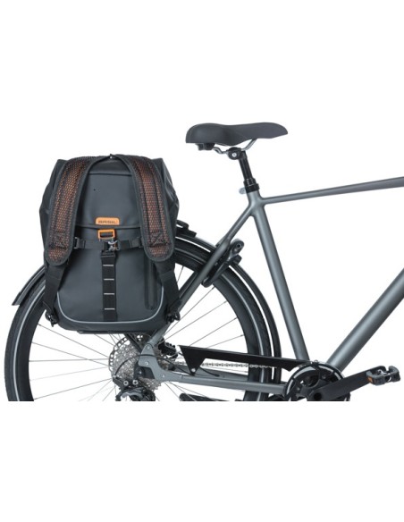 Rucksack Basil Miles Tarpaulin 17 Liter 31 x 17 x 44 cm - Schwarz/Orange
